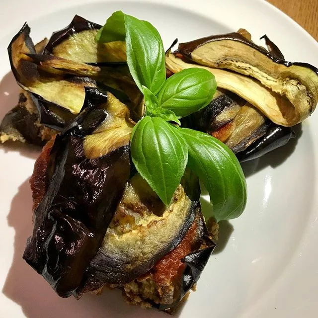 EGGPLASAGNA - made these GF + vegan &ldquo;lasagna&rdquo; cups late last night for the dietary restriction recipe for the new @pennappetit mag! We wrote up a caption so I&rsquo;m just gonna paste that in here~
&bull;&bull;&bull;
Whether you&rsquo;re 
