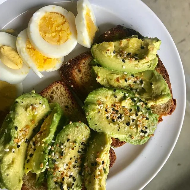 my imperfect rushed breakfast bc let&rsquo;s be honest it all ends up in the same place!😆 finally trying @traderjoes EBTB seasoning &amp; I&rsquo;m not disappointed🥑🥚🍞 also 36 more hrs to enter the giveaway (a few posts back)!!