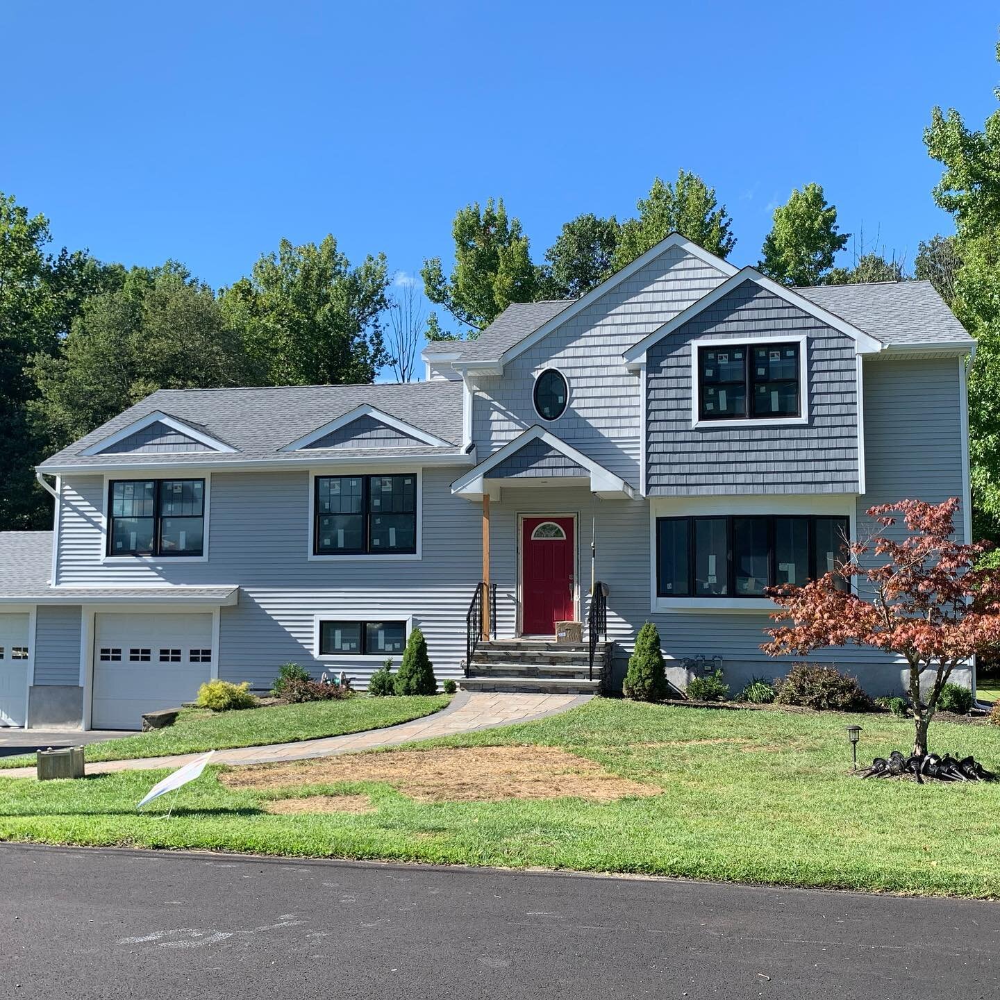 This is progress. Windows are in. Siding is up.  It&rsquo;s looking good! #jacarchitect #mastersuite #twotonesiding #chiefarchitect