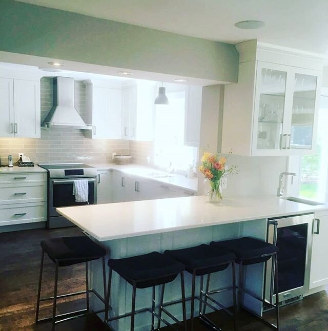 Never posted this beauty reno job with @kirbyputnam so timeless 💙

#classic
#whitekitchen 
#lightandbright
