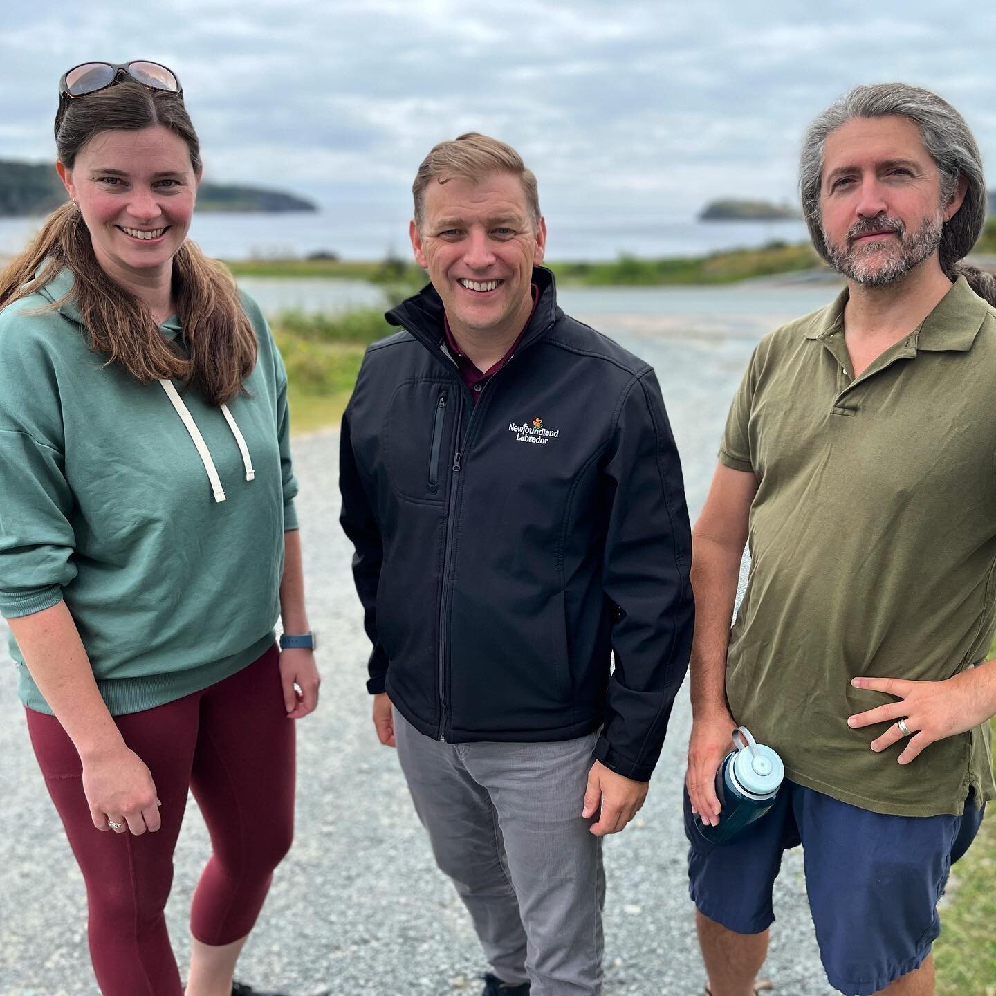 Look who we ran into at @twowhalescoffeeshop in Port Rexton! Had a great chat about #yearoftheartsnl. Thanks for your support! @andrewfurey 

#nlpremier #nlarts