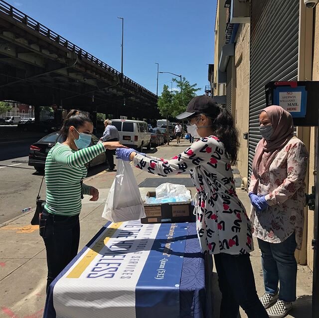 Last Saturday's free meals and face masks distribution was a success! Thank you to our amazing volunteers, @rethinkfood.nyc and @addanyc. 500 meals were distributed to the #SunsetPark and #BedStuy residents at MCPS HQ and @masjidattaqwabrooklyn, resp