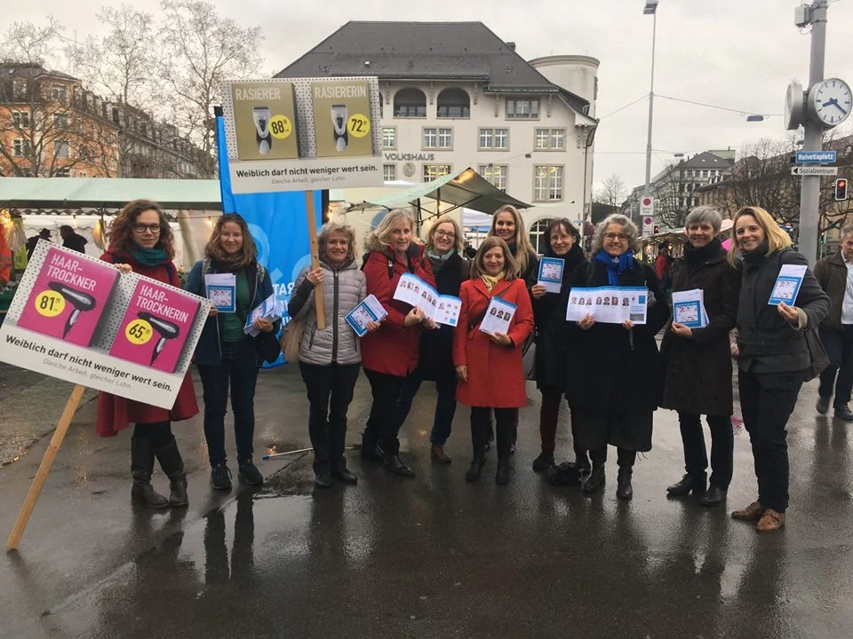 Flyeraktion zum 8. März 2019 auf dem Helvetiaplatz. Zu sehen ist eine Gruppe von Kantonsratskandidatinnen. Quelle .