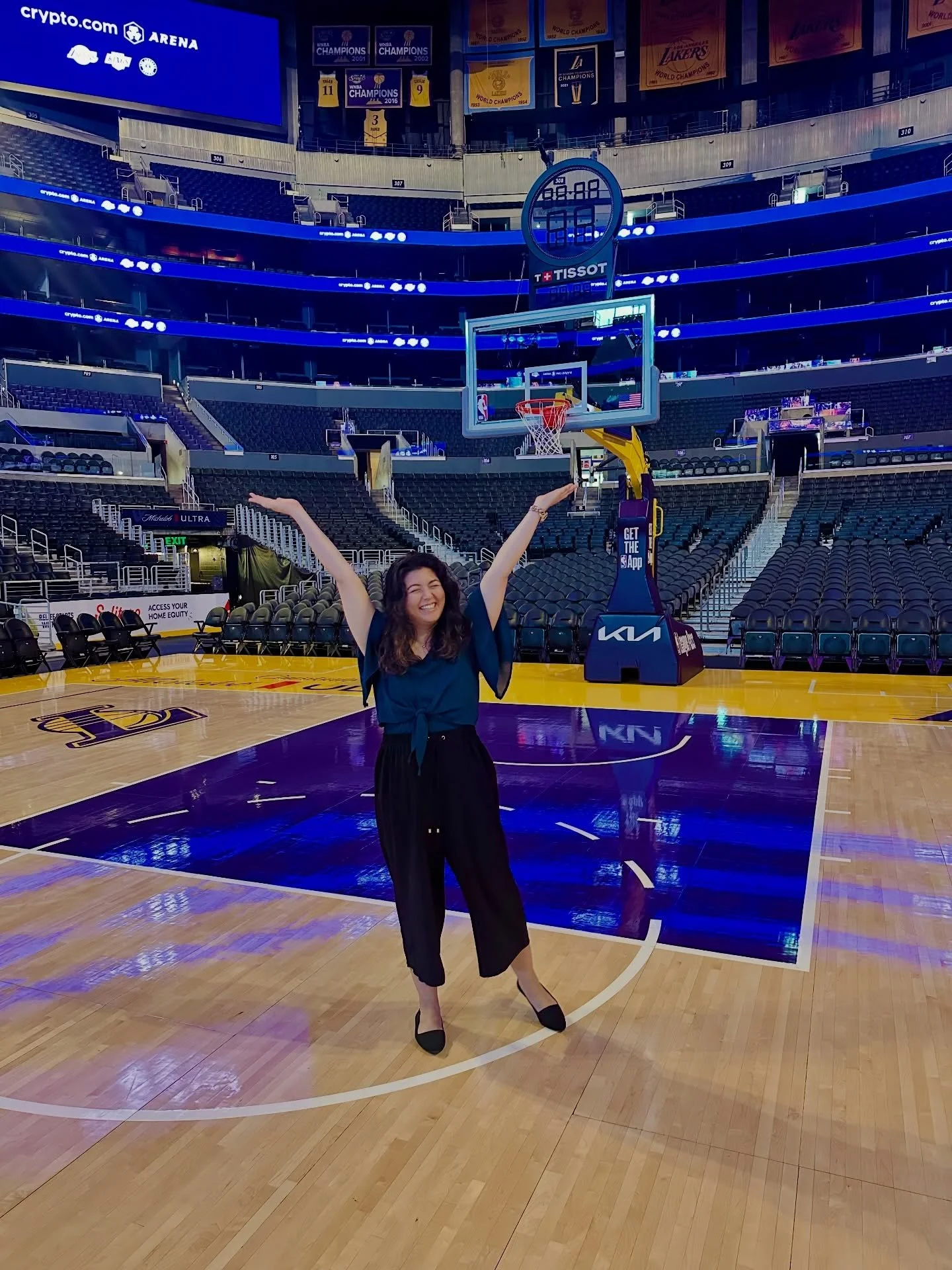 One of the first events I ever went to was a Lakers game with my dad. To go from watching the games on TV to finally going in person, and now being able to step foot on the actual arena?! 🤯 Sooo grateful. 🙏🏼

Thank you @aegworldwide for having me 