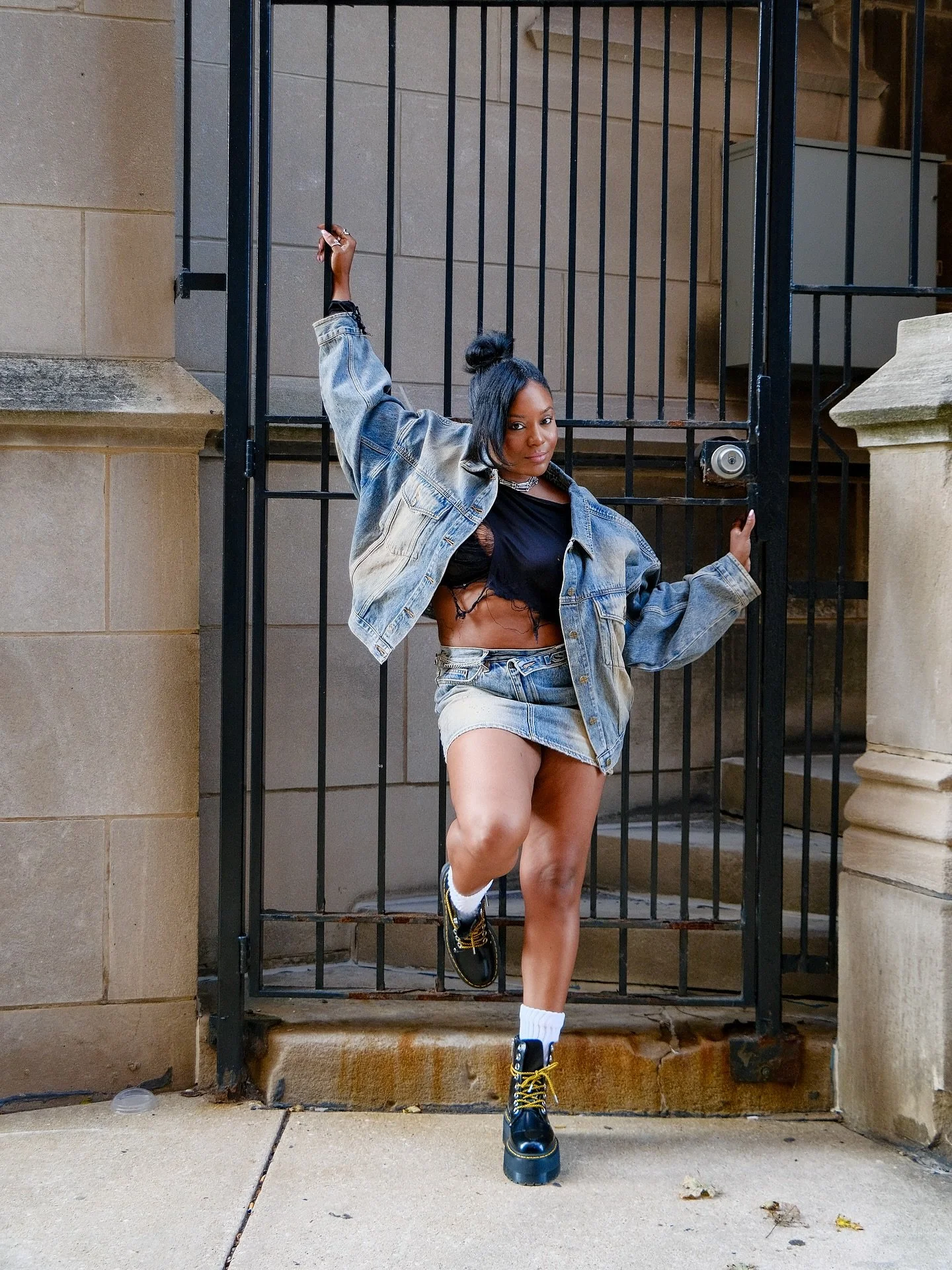 soft rebel 🖤

denim: @ksubi ➕➕

📷: @lissyxcam