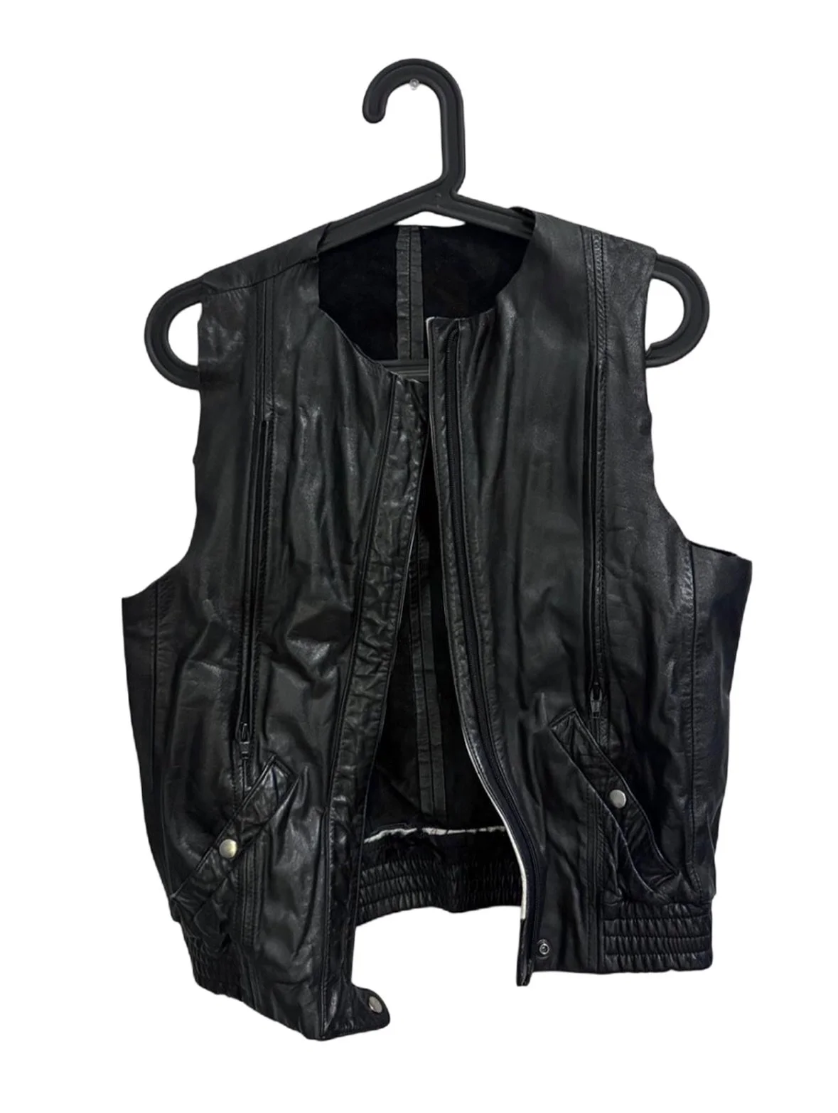 #PhindsReworked vintage leather jacket turned vest, with pockets and zip vents on chest. 

Elasticated hem and snaps in addition to the zipper

US 2 | $30