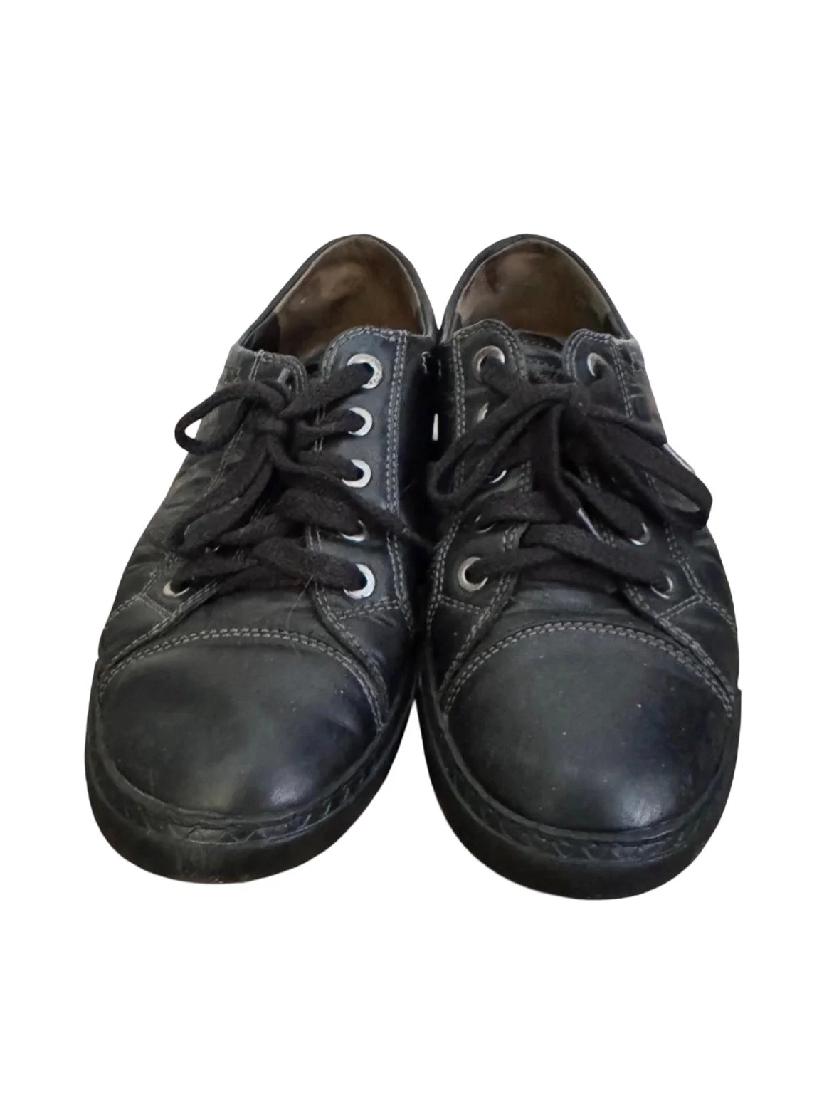 Paul Green leather lace up sneakers with contrast stitching. 

Decorative buckle at heel brings punk element to a simple shoe. 

38 | US 7.5 | $55