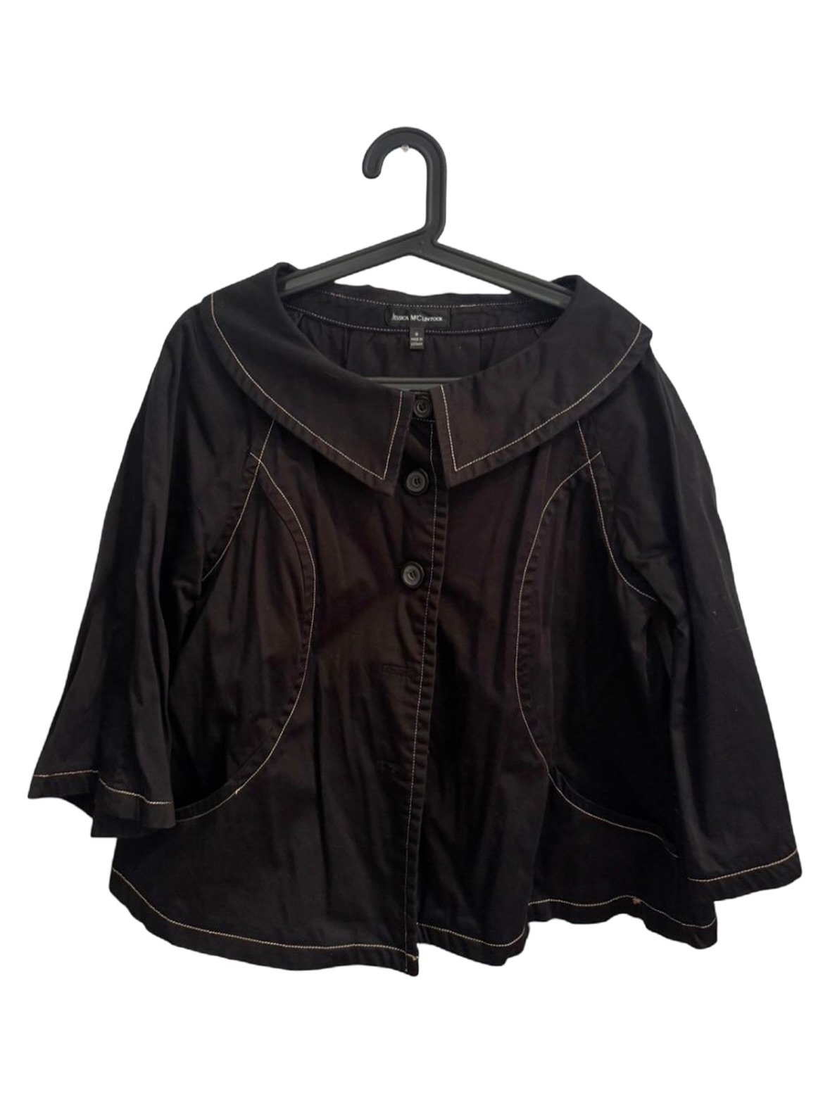 Jessica Mcclintock Constrast stitched button front jacket 

Cape-like wide sleeved shape with camouflaged pockets

US M | $40