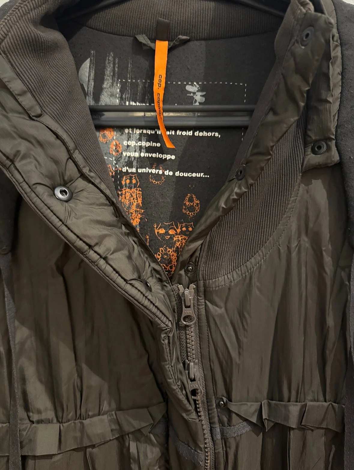 Khaki green Cop Copine coat

Knee length balloon shaped outer layer with removable hood

US S | $120