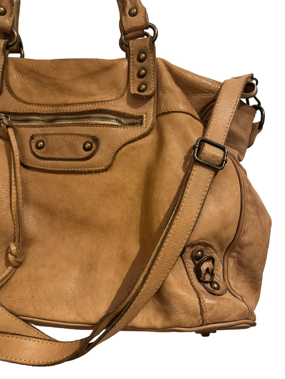 Costanza Rota tan bag

Long carry straps, brass details and hanging zipper pulls

PERSONAL COLLECTION NFS (not for sale)