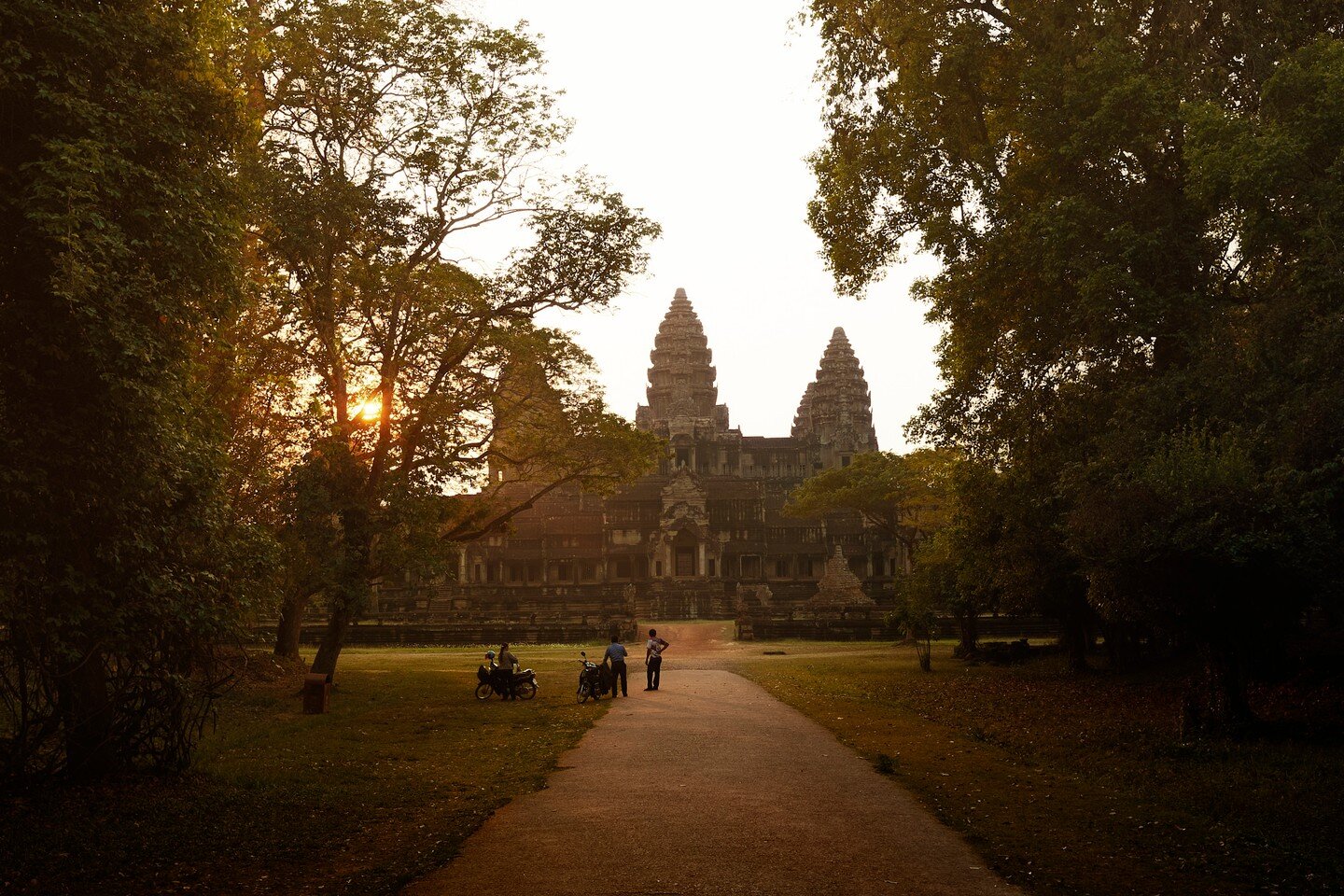 New blog post on the temples of Angkor and Siem Reap up! Check the link in bio. These are a few of my favourite frames, but go have a look at the others and let me know what you think of this new lightweight camera and traveling light and fast. 📸 : 