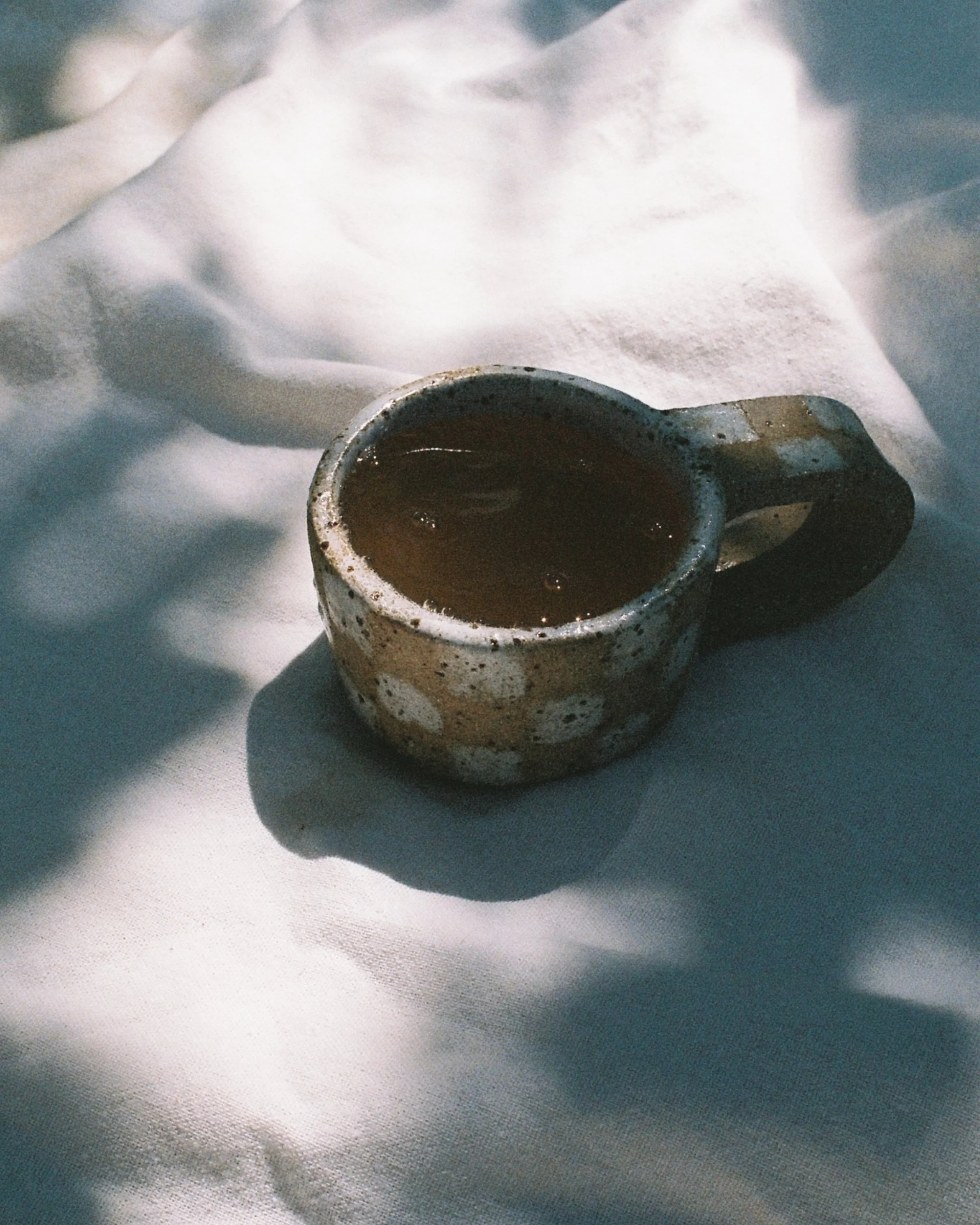 Sand-mug-checkered-Rachel-Charge-F005304-R1-29-27.jpg