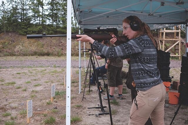@jenkarolina showing how it&rsquo;s done and gentlemen trying to keep up. @metsastajaliitto1921 invited us to try their compac training concept. Highly recommended. #hunting #shooting #sako #rifle #range #finland #metsästys #etäerämessut #ammunta 