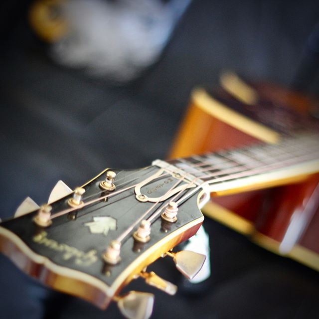 Recording a 1960&rsquo;s original J200 with @flakedominski 
@gibsonguitar @gibsoncustom @gibsonacoustic 
#Scotlandunsigned #scottishmusicscene #VintageGuitars #vintageacoustics #vintagegibson #gibsonguitars  #guitarphotography #vintagegibsonguitars #