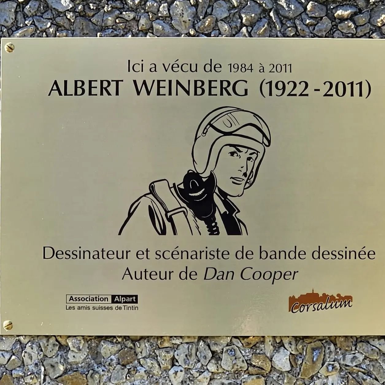 La plaque appos&eacute;e sur l'immeuble o&ugrave; Albert Weinberg a v&eacute;cu durant 25 ans, inaugur&eacute;e en pr&eacute;sence de personnes l'ayant bien connu.