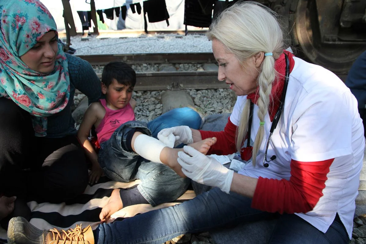 Dr._Alison_thompson_helping_refugees_idomeni.jpg