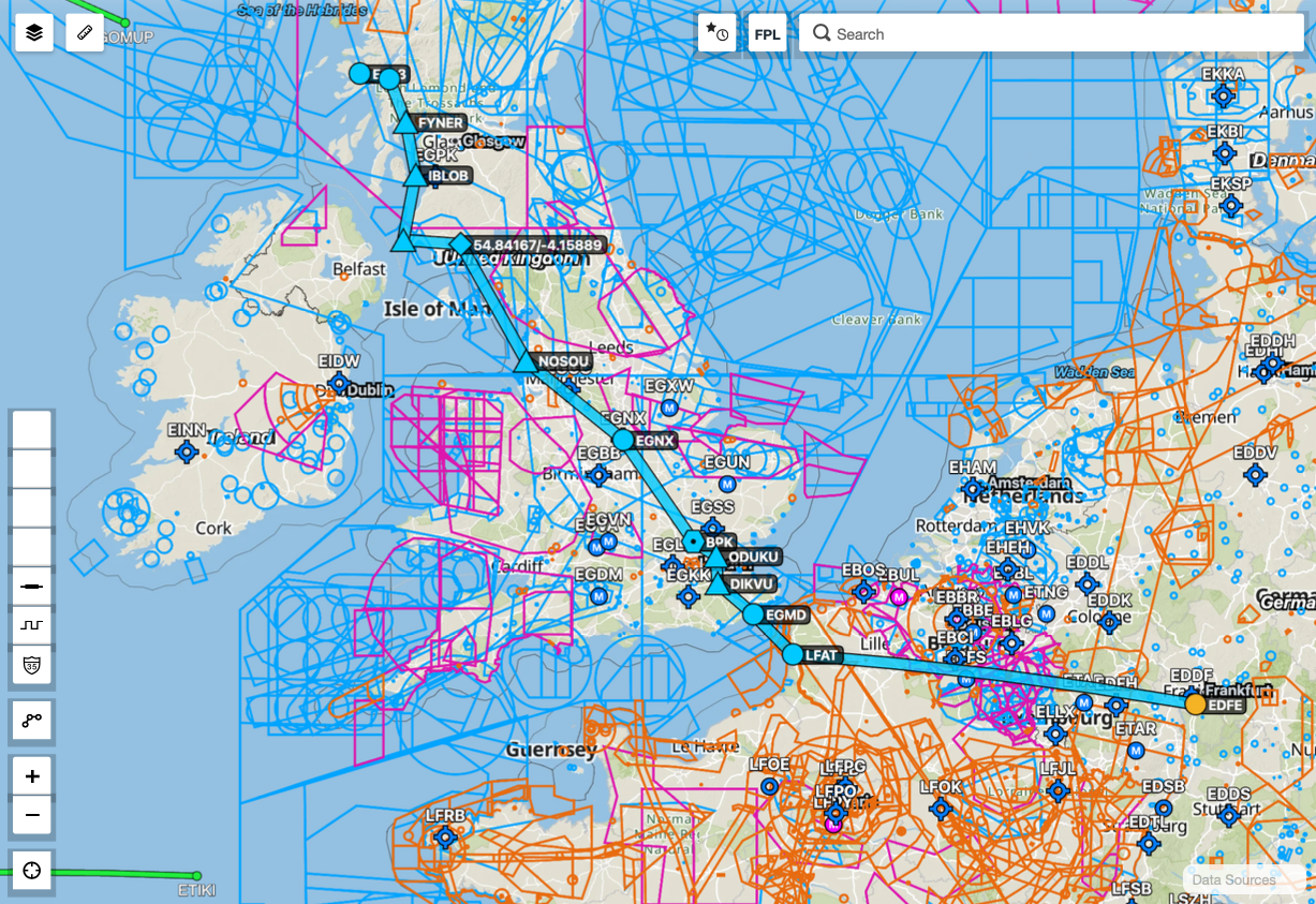 Flugroute auf einer Kartenansicht Europas mit verschiedenen Fluglotsen- und Flughafensymbolen, Linien und Koordinaten.