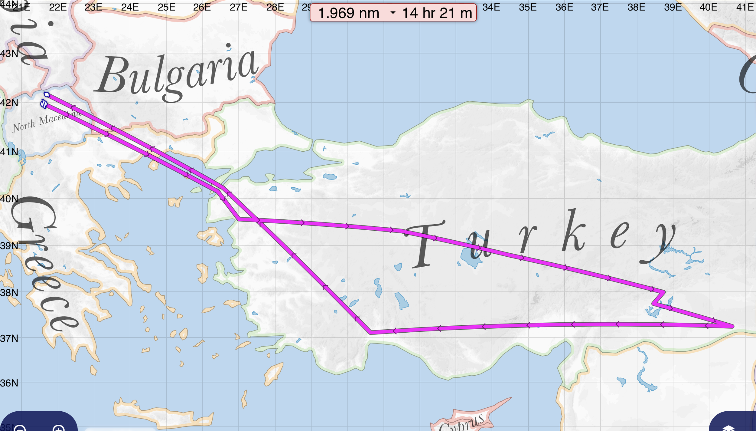 Karte, die eine Flugroute über Bulgarien, Griechenland, Nordmazedonien und die Türkei zeigt, mit den Koordinaten und einer aktuellen Flugdistanz von 1.969 Seemeilen, die in 14 Stunden und 21 Minuten zurückgelegt wird.