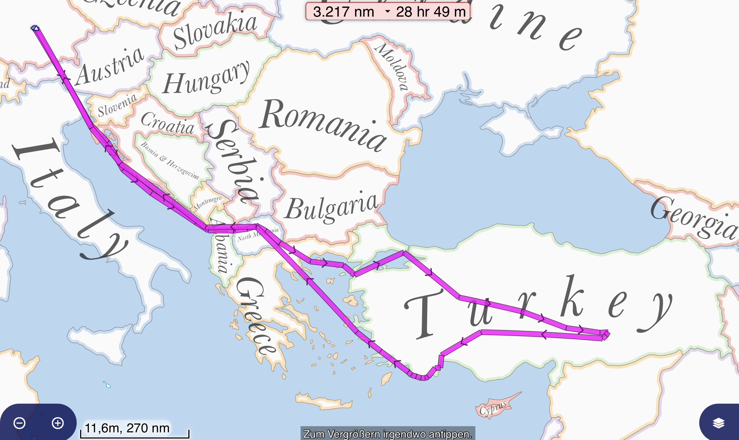 Karte der Route eines Schiffs, das von Griechenland nach Österreich fährt, angezeigt auf einer europäischen Karte mit Ländernamen. Die Route ist mit einer pinkfarbenen Linie markiert, und es gibt eine Markierung, die 3.217 Seemeilen und 28 Stunden 49 Minuten anzeigt.