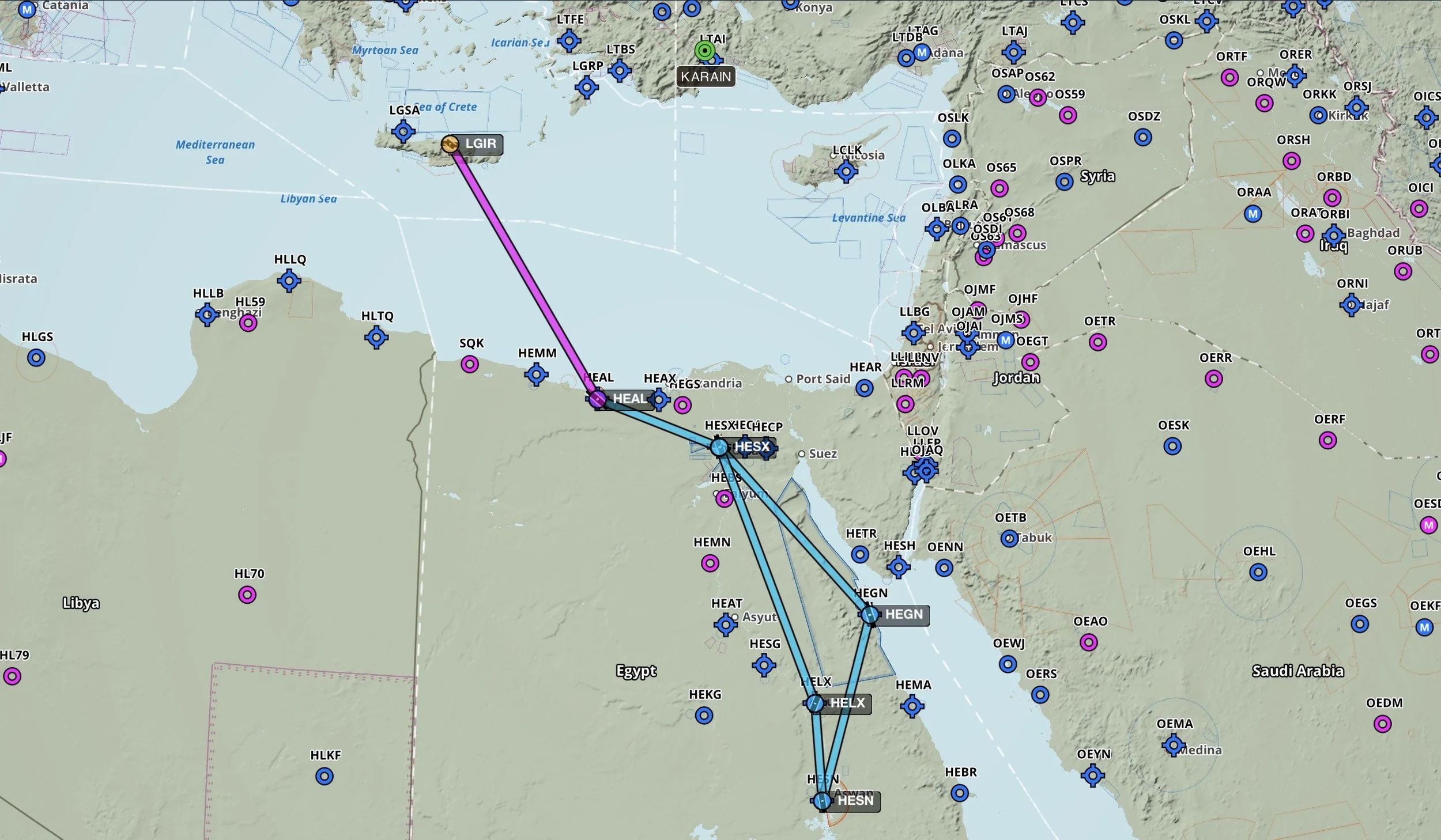 Flugrouten auf einer Karte über dem Mittelmeer, mit Flugzeug-Symbolen und Linien, die Flugwege zwischen verschiedenen internationalen Flughäfen in Ägypten, Griechenland, Libyen, Syrien, Jordanien, und weiteren Ländern zeigen.