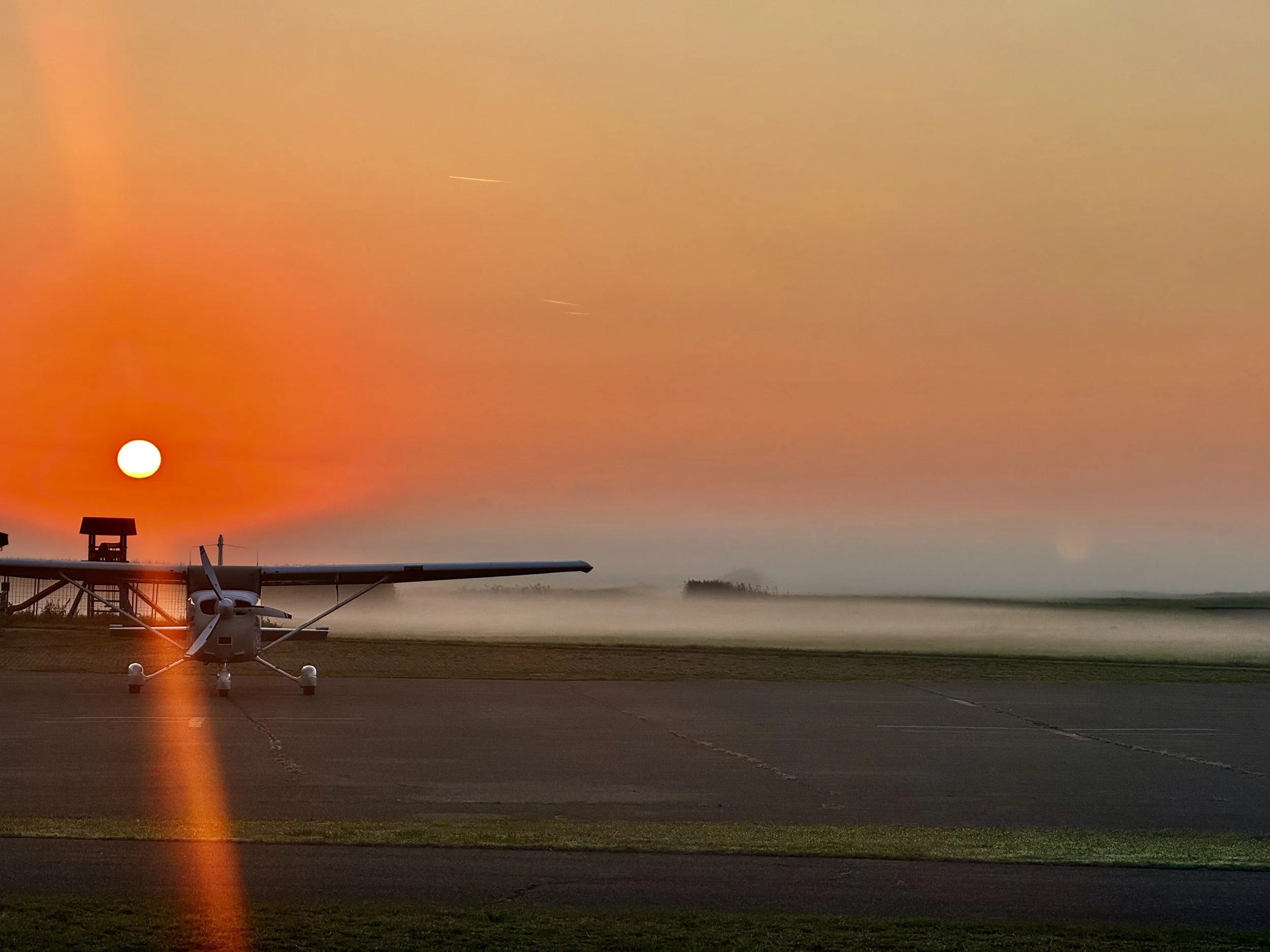 Sonnenaufgang auf dem Flugplatz EDMQ