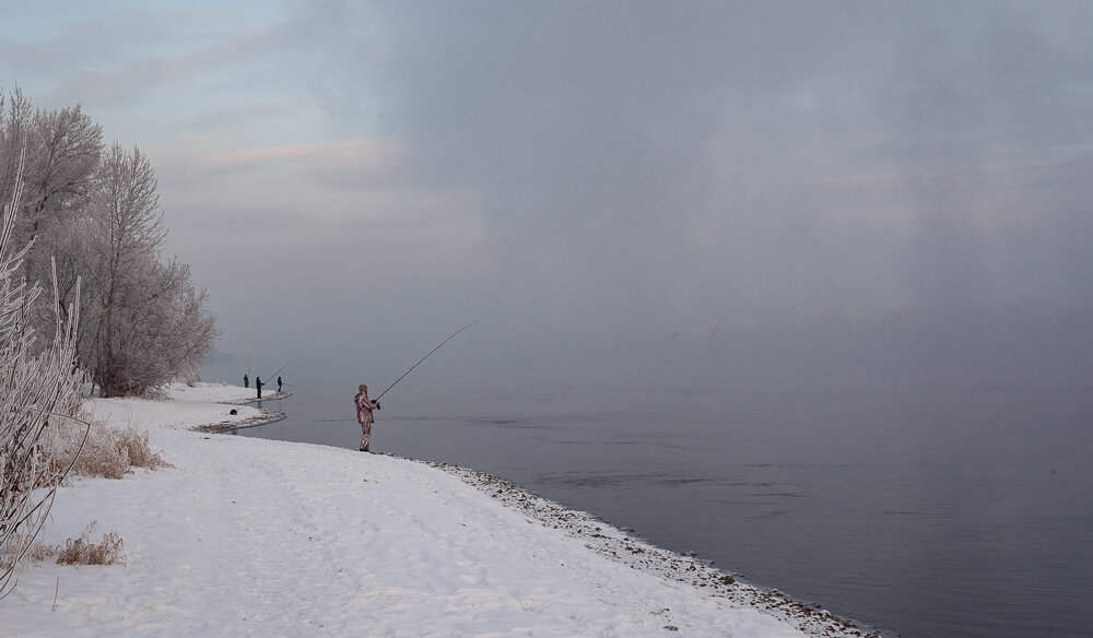  Fishermen on the Yenisei. There seems to be no distinction between summer and winter activities in Krasnoyarsk — a little further up the bank a couple was taking a dip. 