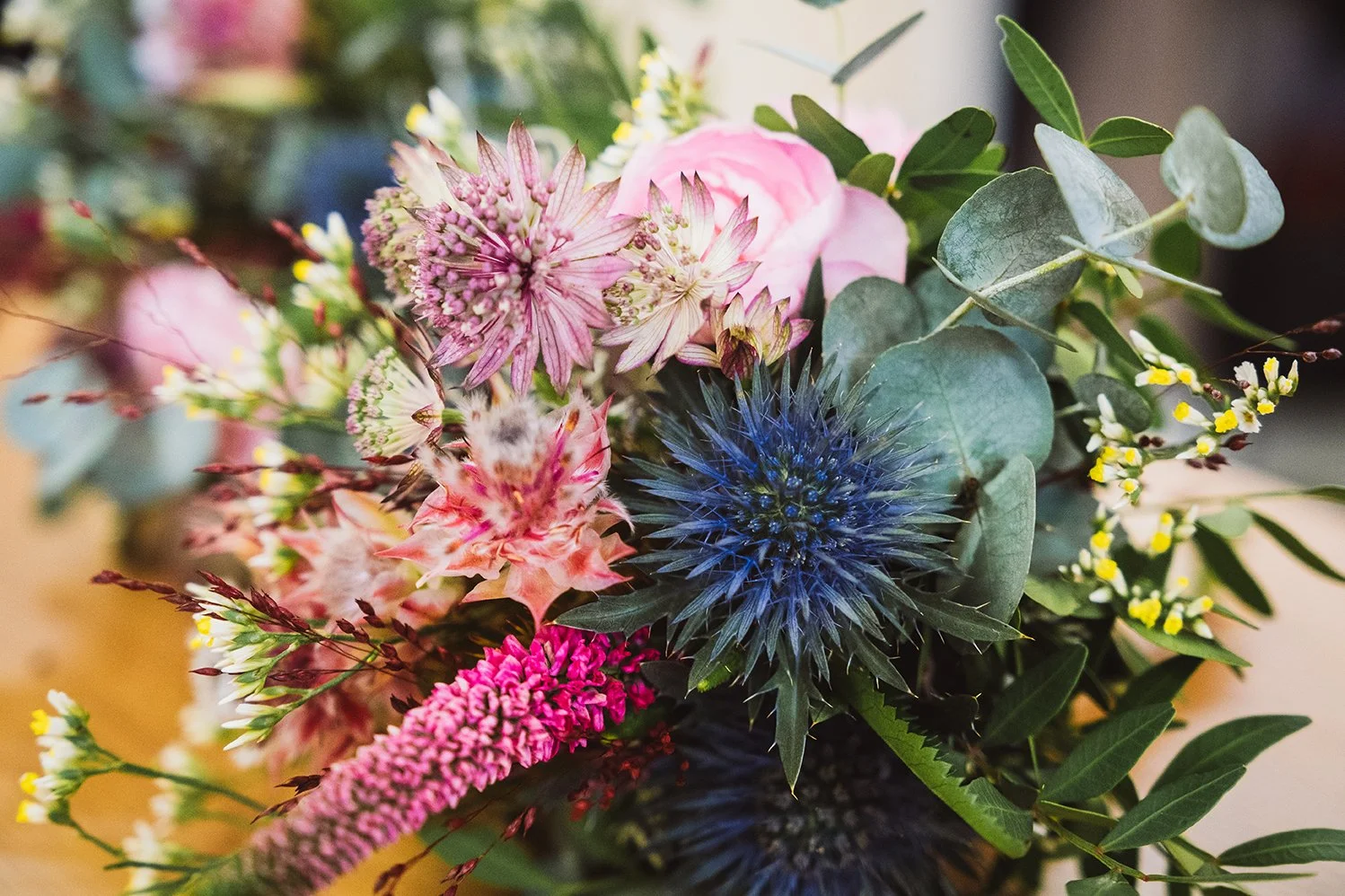 wilder Brautstrauß mit Wildblumen locker modern rosa blau