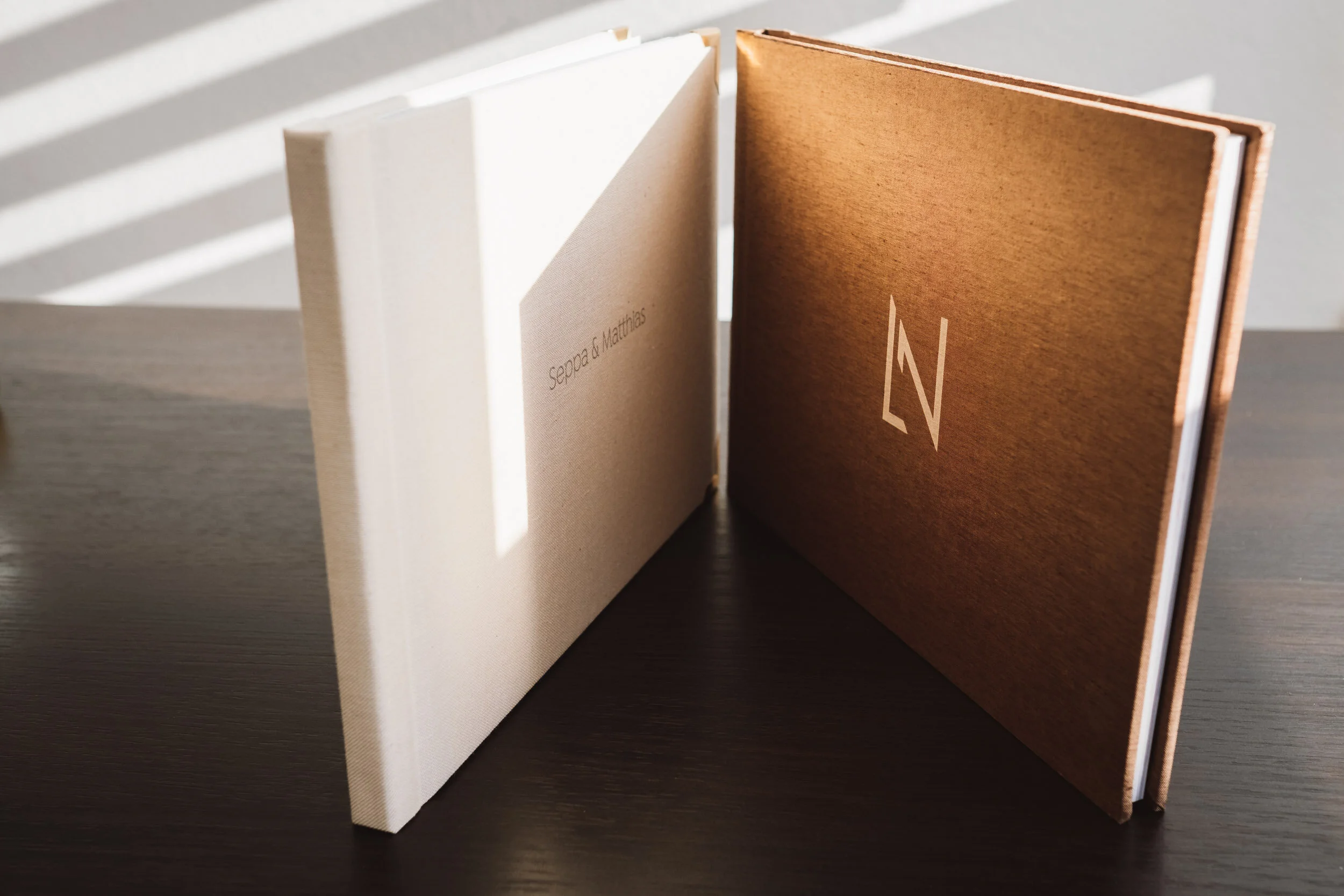 Beide Alben sind in der Größe 20x30. Das Album in Beige hat goldene Eckbeschläge und ist in der Farbe A31. Das braune Album ist die A10.