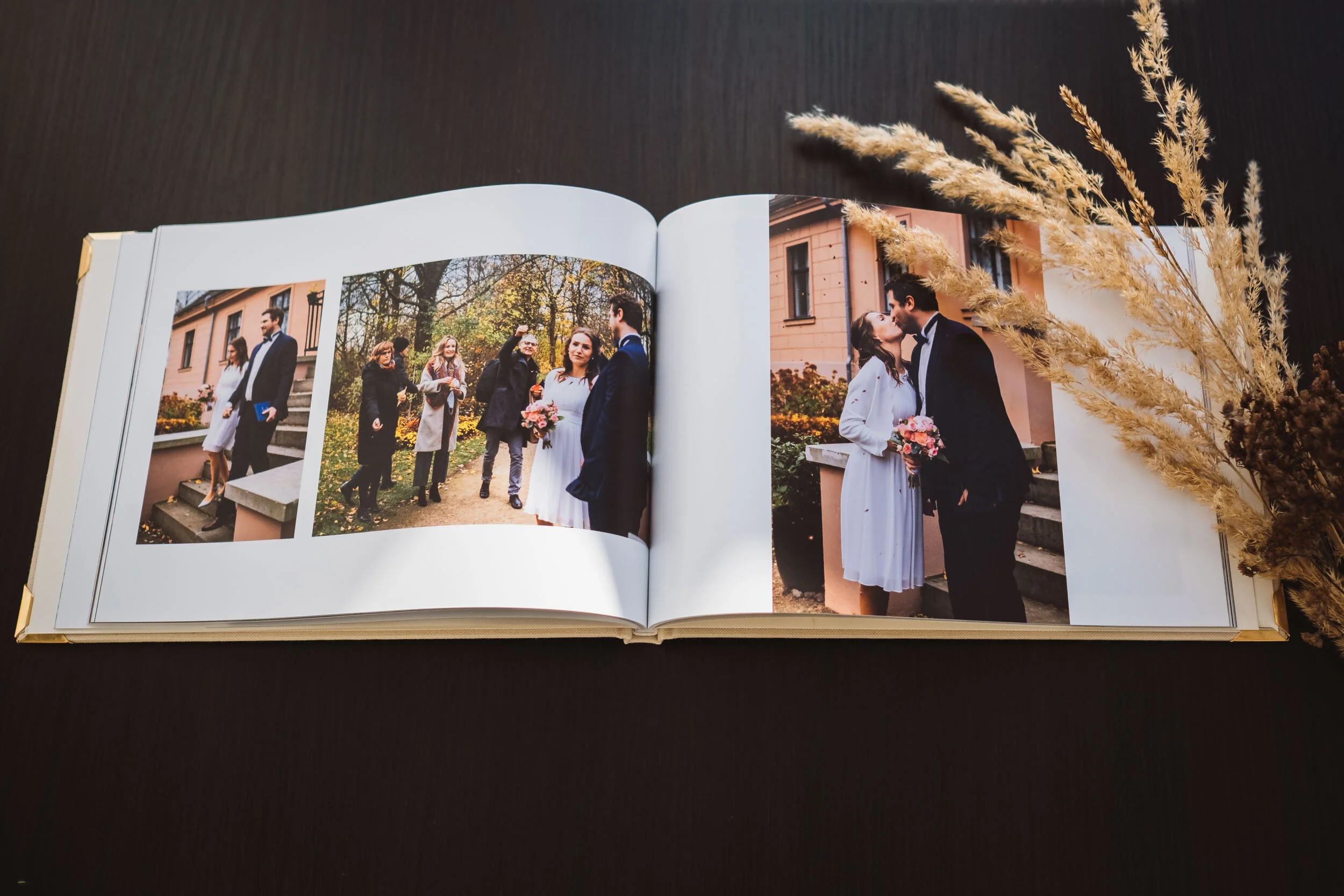 aufgeschlagenes Hochzeitsalbum