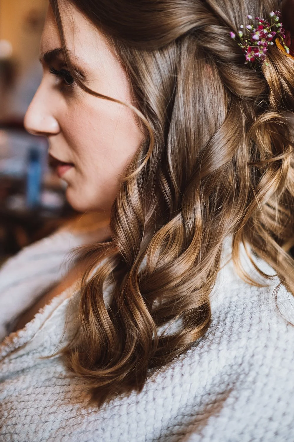 Braut beim Getting Ready mit Lockigem Haar
