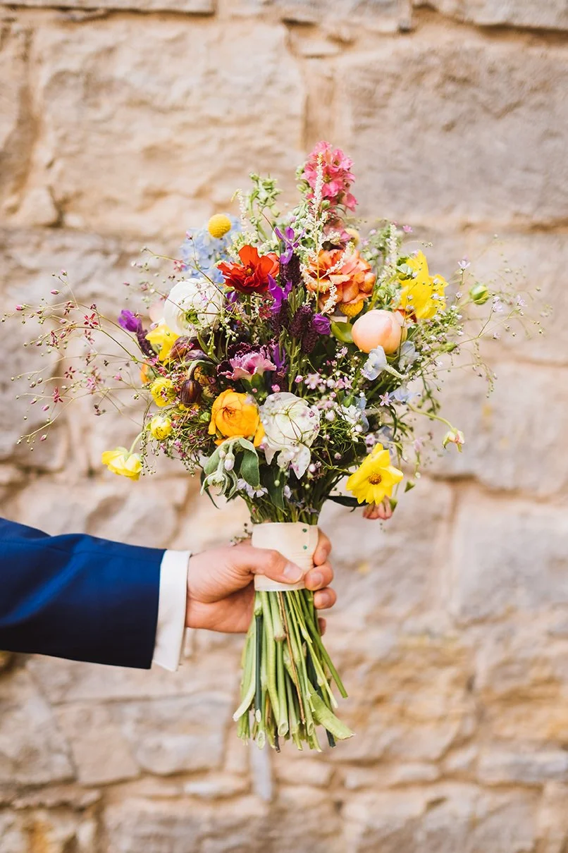 Lockerer moderner Brautstrauß mit Wildblumen bunt