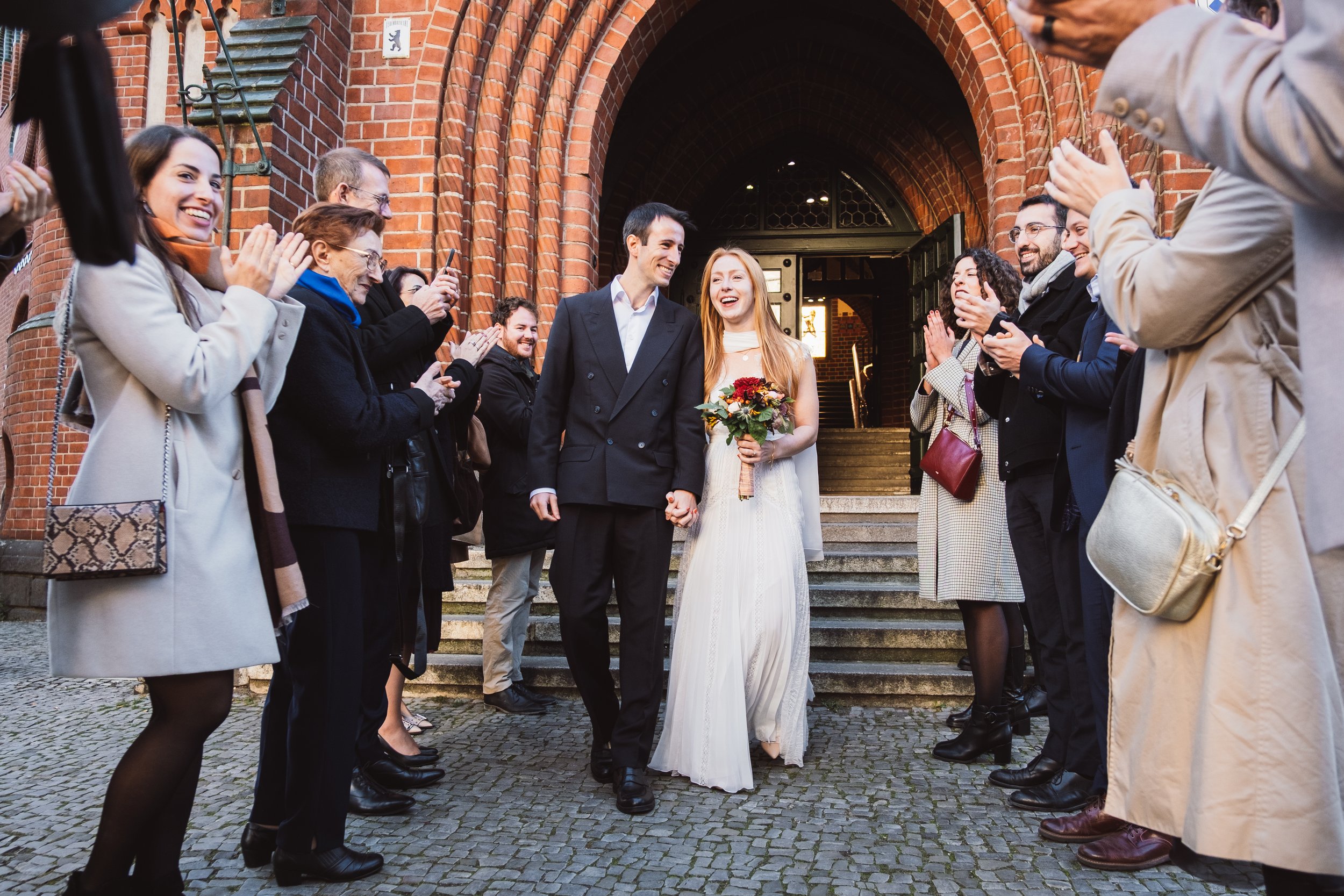 Mitreißender Auszug nach der Trauung im Rathaus Köpenick