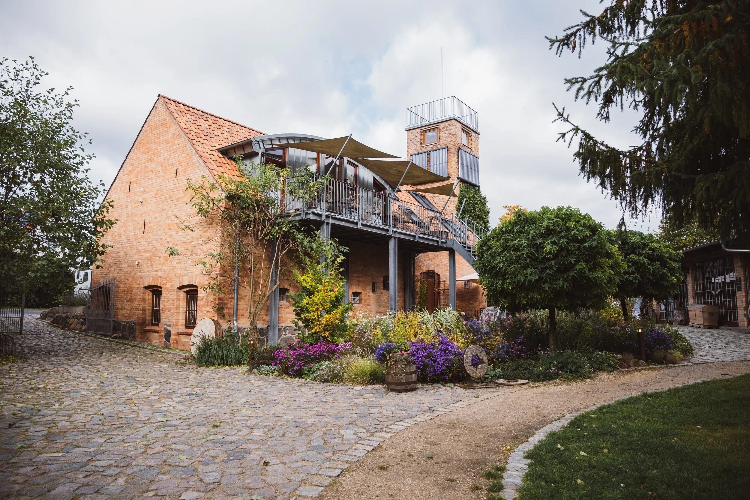 Mühle Tornow bewachsener Innenhof