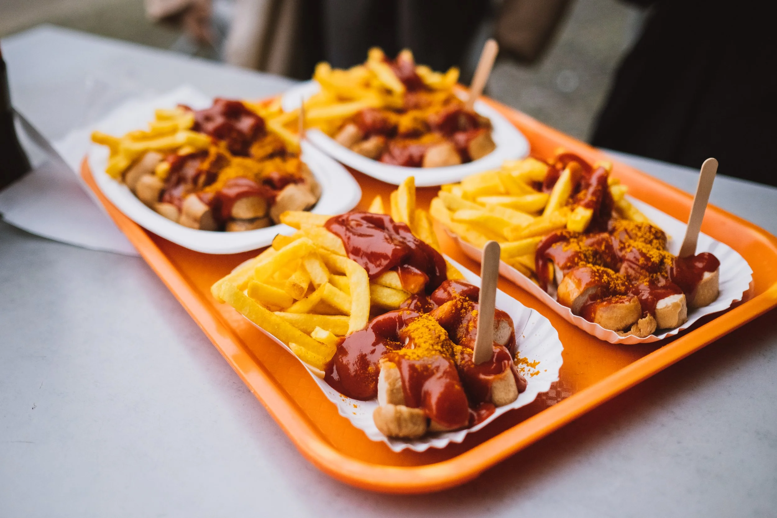 4 Currywürste mit Pommes auf Tablett