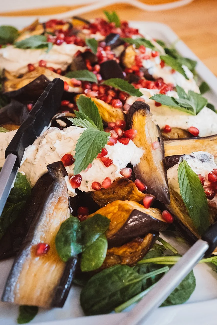 Vegetarisches Bufett Aubergine Granatapfel
