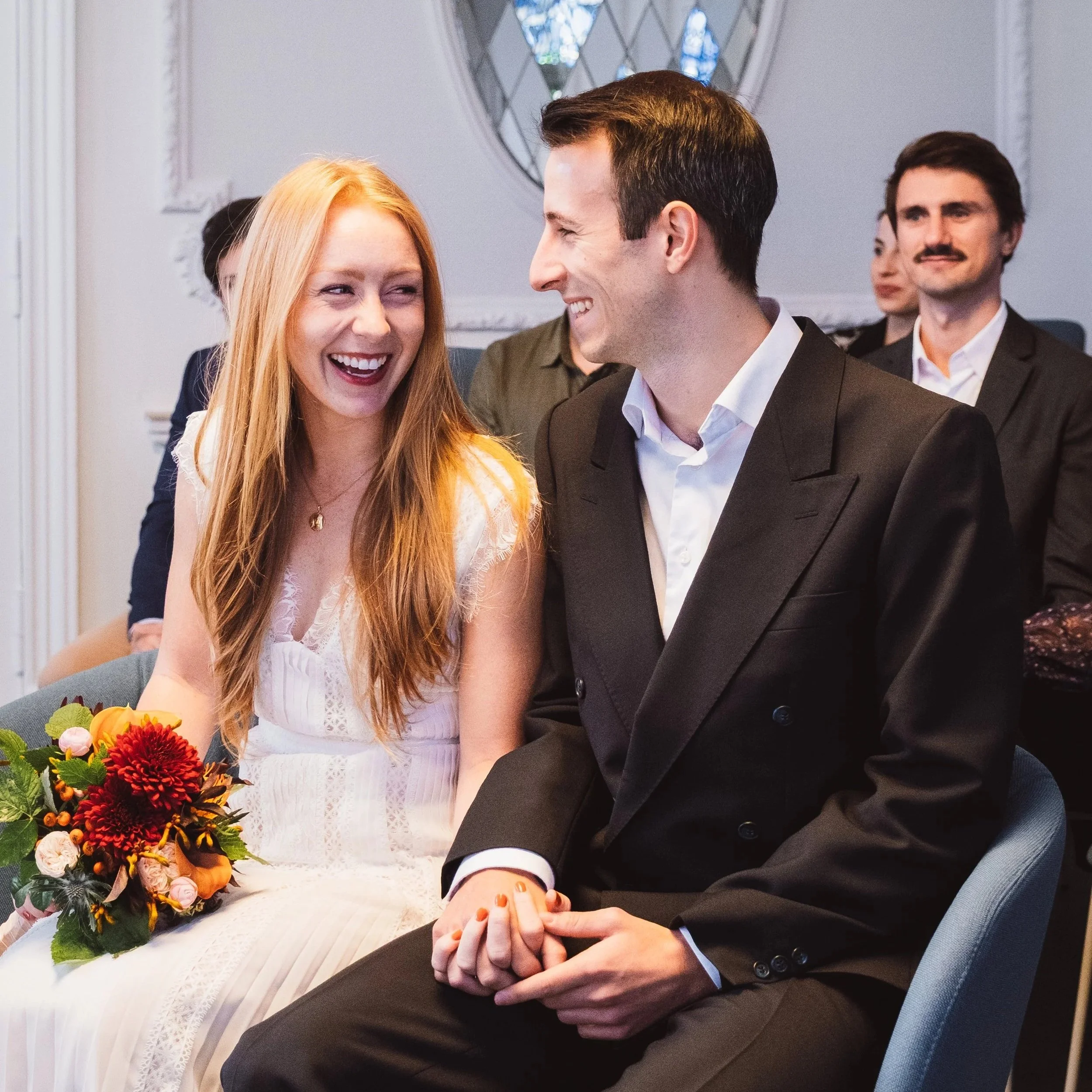 Verliebtes Hochzeitspaar im Rathaus Köpenick während der Trauzeremonie