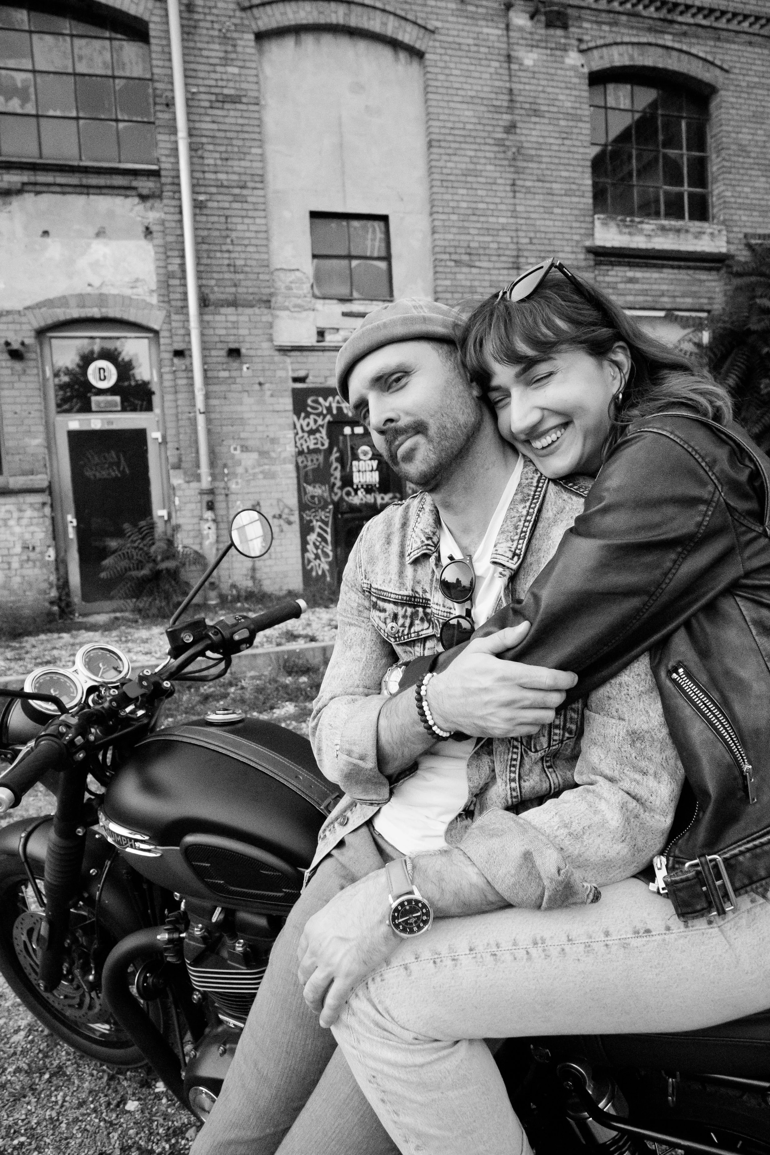 Kuschelndes Paar auf Motorrad