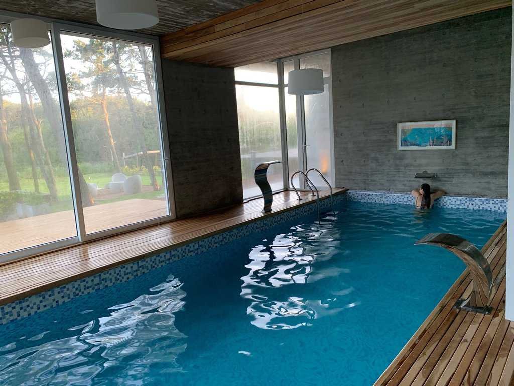 Piscina Climatizada con Acceso Directo al Bosque