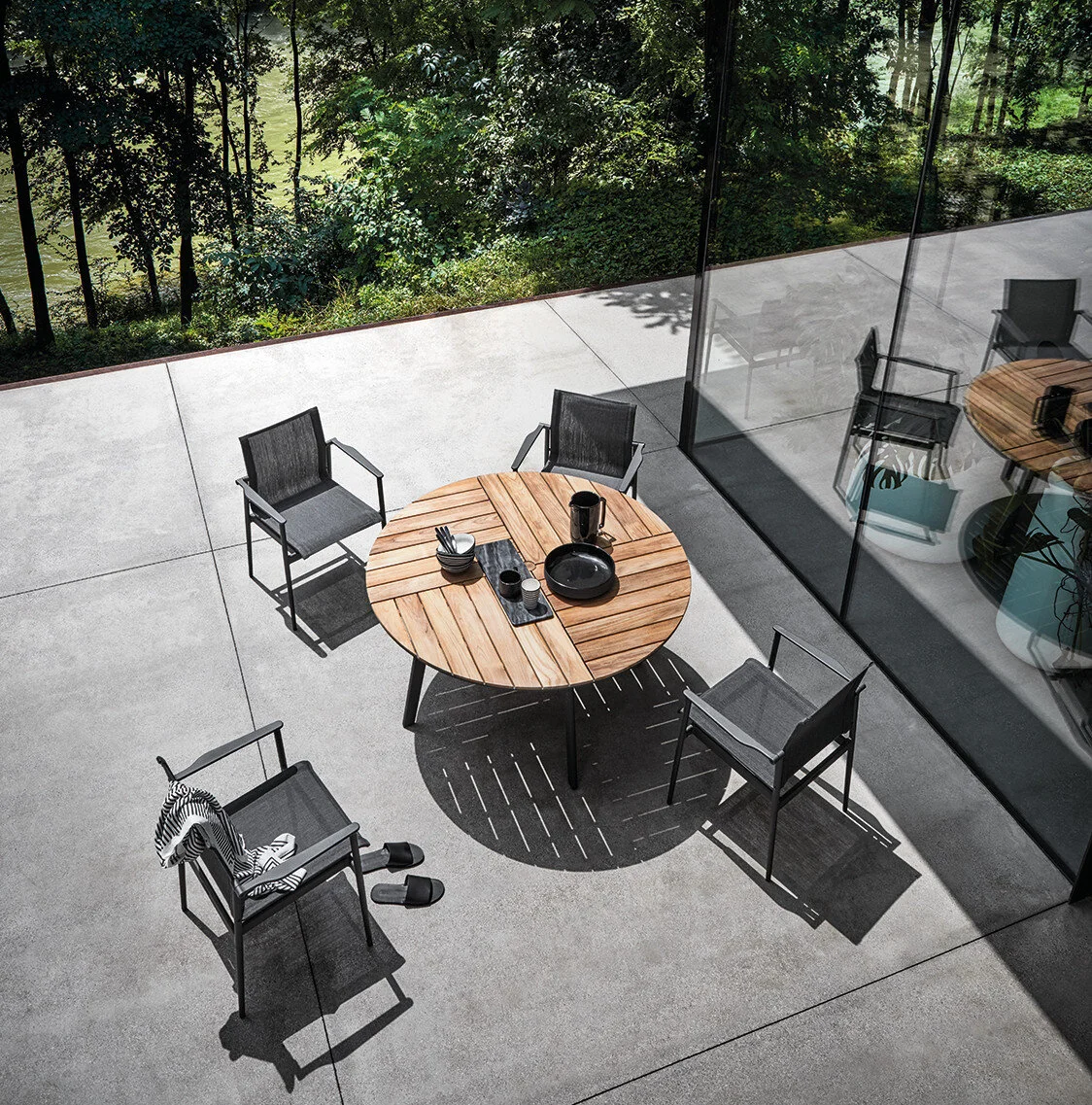 Gloster | Carver Dining Table