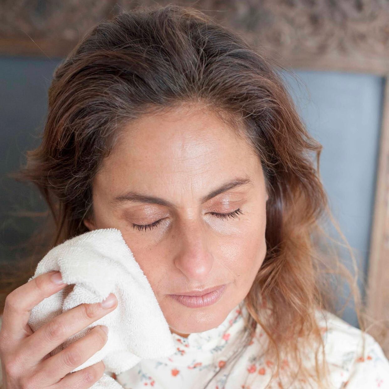 LIMPAR O DIA 🌬 aconselho a aplicar serum detox na cara. Passar a toalha facial ou discos desmaquilhantes por &aacute;gua bem quente. Depois limpar o serum do rosto delicadamente. Finalizar com o creme regenera 🌈