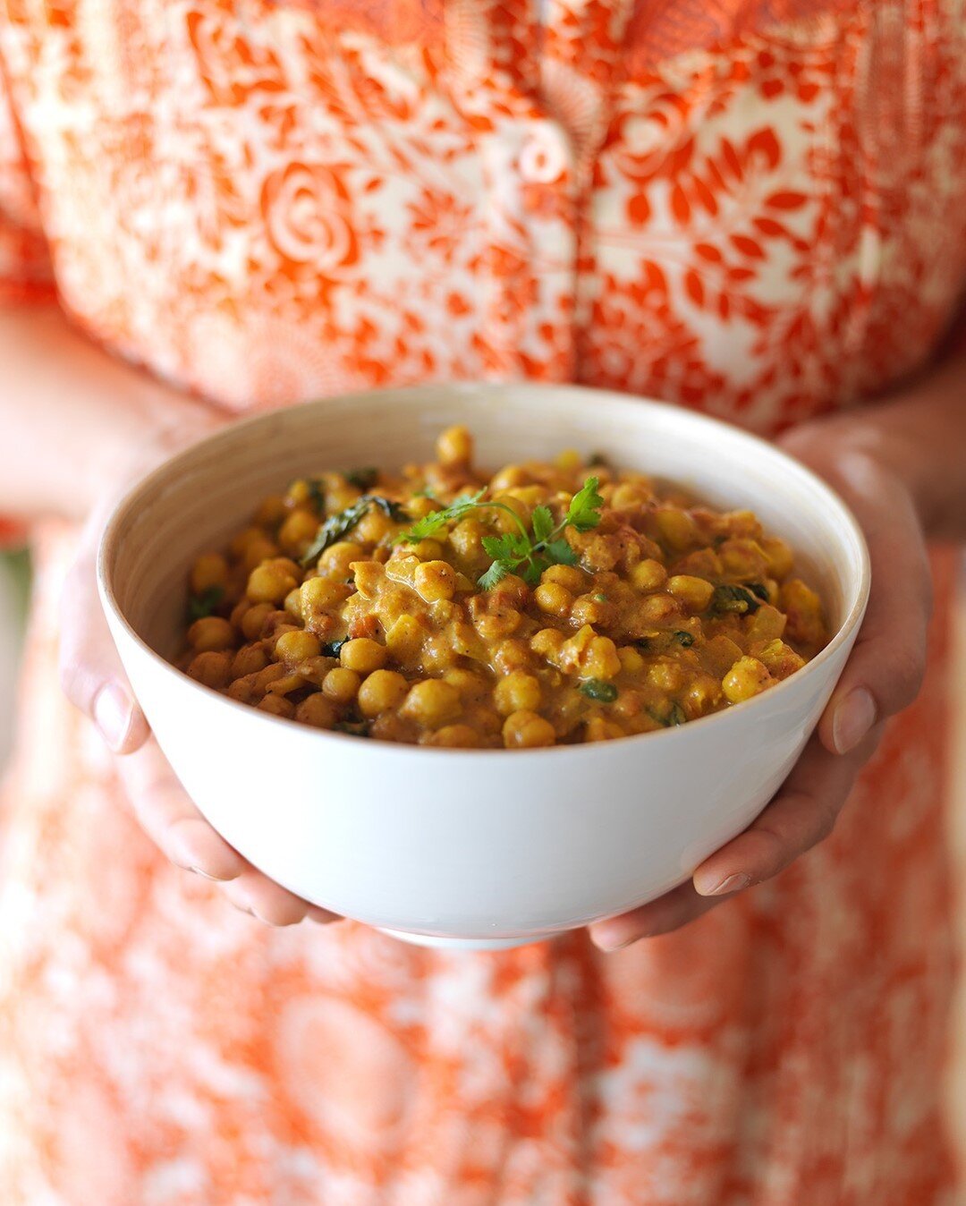 CARIL DE GR&Atilde;O // H&aacute; refei&ccedil;&atilde;o que aque&ccedil;a mais do que este caril de gr&atilde;o? Com especiarias que ajudam a aquecer at&eacute; a alma... Com um &quot;arroz&quot; levezinho feito de couve-flor. &Eacute; maravilhoso!⠀