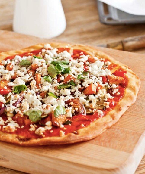 PIZZA DE LEGUMES ASSADOS // &Eacute; quase uma salada em cima de uma massa de pizza, com o toque salgado do queijo de cabra. Quando a quero mais verde, junto uma m&atilde;o bem cheia de r&uacute;cula por cima 🌿⠀⠀⠀⠀⠀⠀⠀⠀⠀
⠀⠀⠀⠀⠀⠀⠀⠀⠀
Veja a receita no b