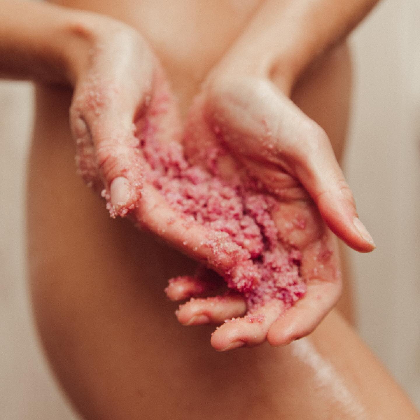 TUDO SOBRE EXFOLIA&Ccedil;&Atilde;O 🥥 no blog link directo em bio ou www.mafaldapintoleite.com/o-blog/tudo-sobre-exfoliantes⁣
⁣
Quantas vezes deve exfoliar o corpo?⁣
E a cara?⁣
Que ingredientes s&atilde;o mais eficazes contra a celulite? ⁣
E para pe