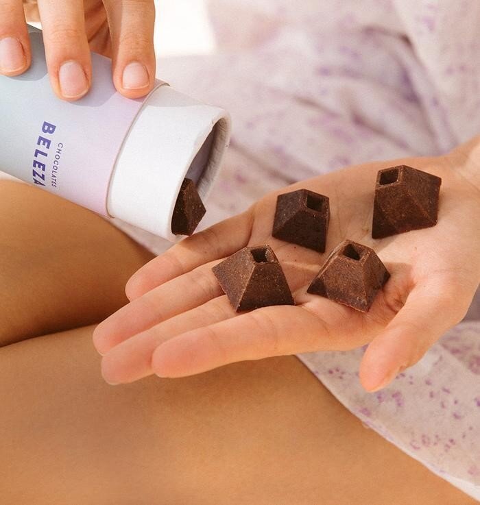 CHOCOLATES DE BELEZA  A companhia perfeita para este s&aacute;bado &agrave; noite. S&atilde;o deliciosos e ajudam a fortalecer e devolver o brilho &agrave; pele!⠀⠀⠀⠀⠀⠀⠀⠀⠀
⠀⠀⠀⠀⠀⠀⠀⠀⠀
Como? T&ecirc;m Beleza Pura - uma mistura de plantas medicinais que a