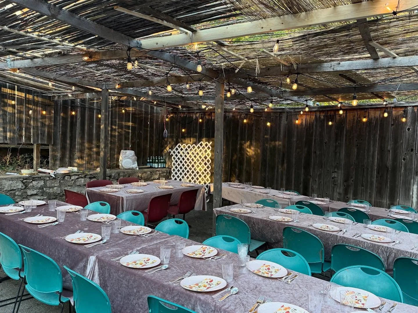 Nothing fills up our hearts like a sukkah full of young Jews! #shabbatunderthestars #plazachabad #chabadyoung #amyisroelchai