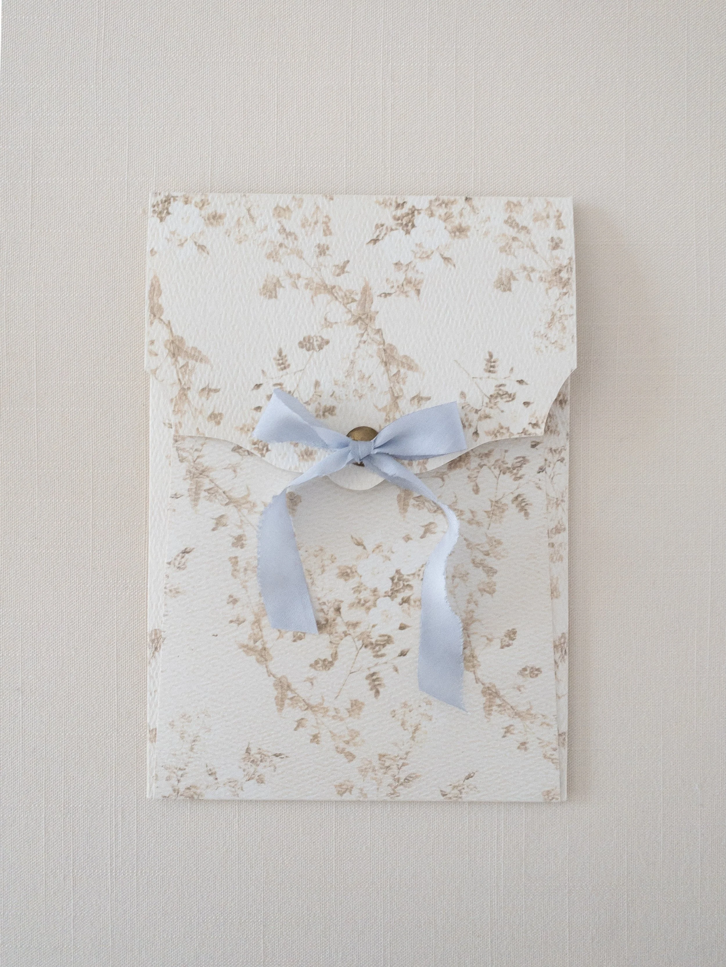 Before the flowers, the vows, the dinner, the dancing&hellip; there was this. 🖤

A little paper beginning to Madeline &amp; Jacob&rsquo;s wedding story, filled with soft florals, blue silk ribbon, handmade textures, and all the quiet romance of an o