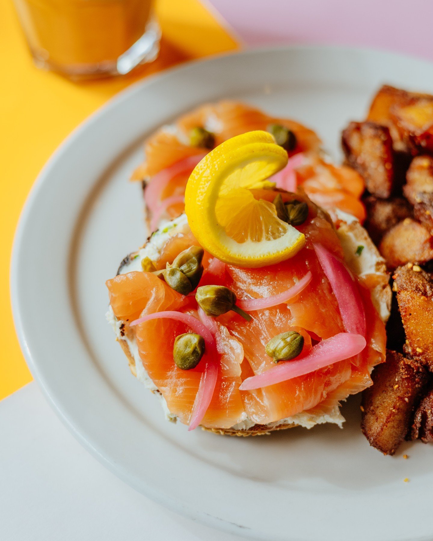 FAIRMOUNT LOX🩷
Bagel frais de @fairmountbagel garni de fromage &agrave; la cr&egrave;me &agrave; la ciboulette, gravlax maison, citron et c&acirc;pres servi avec patates d&eacute;jeuner.🥯