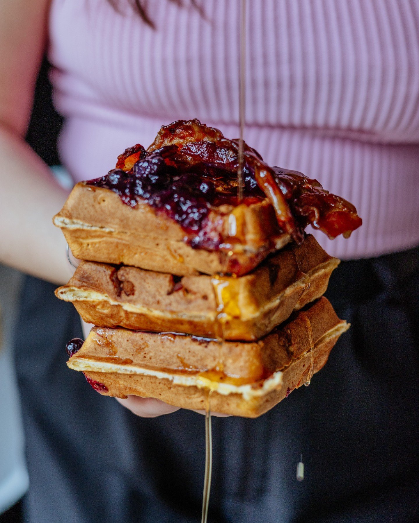 LA BELLE PROVINCE⚜️
Gaufre farcie au bacon hach&eacute;, couverte de compote de bleuets et des tranches de bacon confit &agrave; l&rsquo;&eacute;rable, servis avec cr&egrave;me fouett&eacute;e et sirop d&rsquo;&eacute;rable.🍁