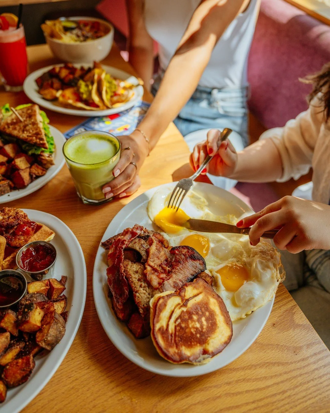 Le week-end, c&rsquo;est chill chez nous avec un bon brunch en bonne compagnie.📅