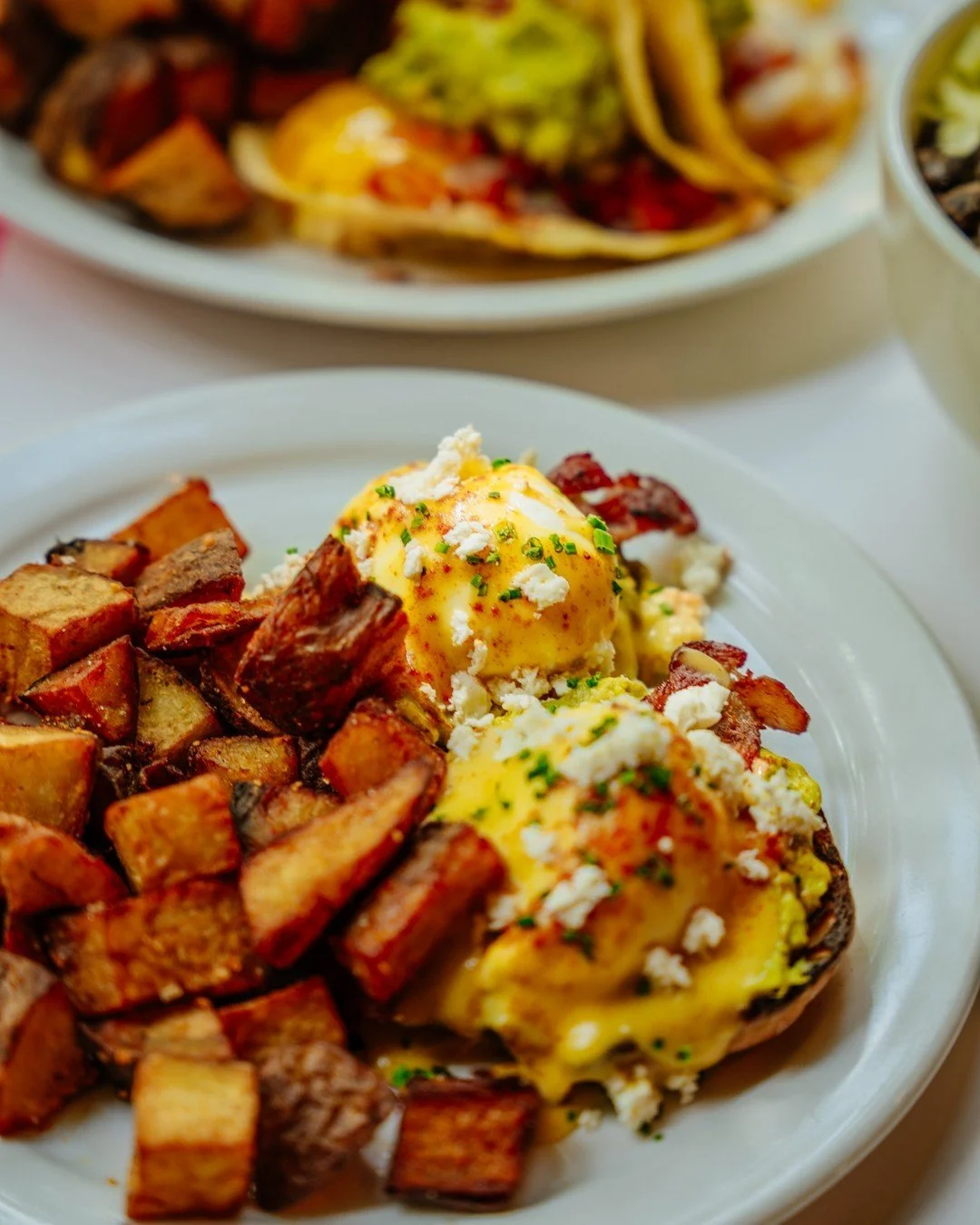 Des &oelig;ufs b&eacute;n&eacute;dictines comme t&rsquo;aimes, revisit&eacute;s &agrave; notre fa&ccedil;on.🍳
